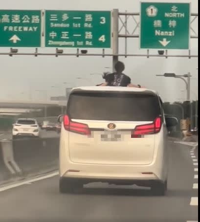 車輛裡的孩童探出天窗兜風。（圖／翻攝自爆料公社公開版）