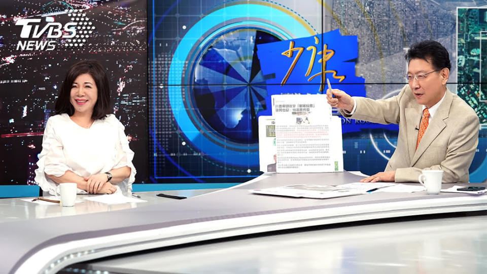 陳文茜第二次到《少康戰情室》與趙少康談國際時事，節目中兩人互動讓網友笑翻。(圖／TVBS)