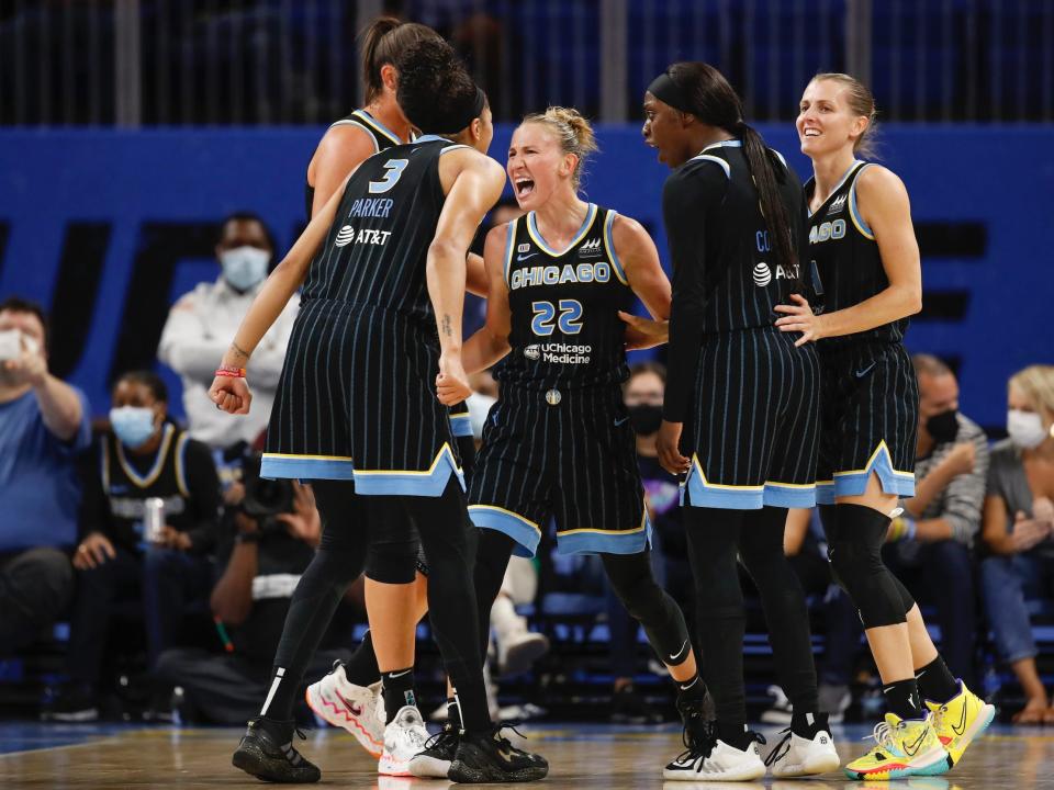 Courtney Vandersloot (center) with her Chicago Sky teammates.