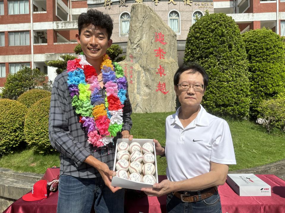 林振瑋致贈簽名球給母校，由校長陳志隆代表收下。（記者施春瑛攝）