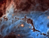 Esta espectacular foto de la formación NGC-1763 ha sido la imagen más votada por los cibernautas. El inmenso caudal de información, enviado diariamente por el Telescopio Hubble, requiere un enorme esfuerzo de análisis, catalogación y estudio que, en muchas ocasiones, sobrepasa las capacidades de las Agencias espaciales.