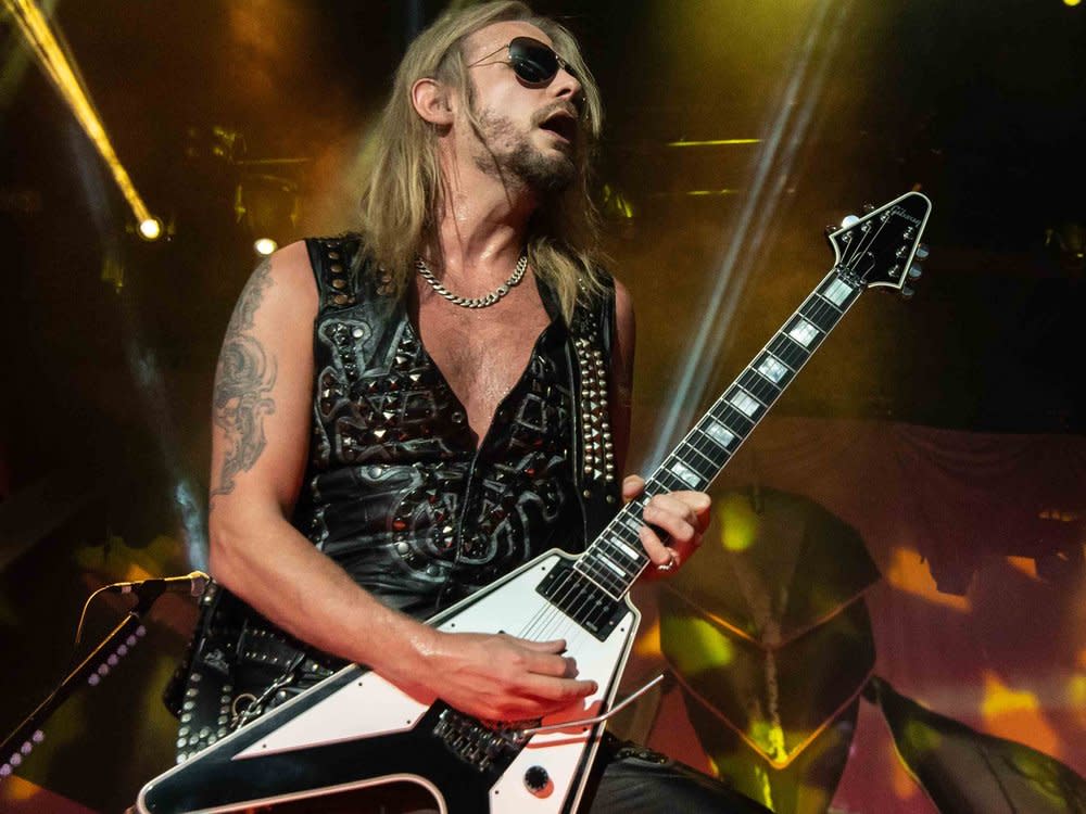 Judas Priest, hier Gitarrist Richie Faulkner 2019 in Kanada, haben es aus dem Stand auf Rang eins der Offiziellen Deutschen Albumcharts geschafft. (Bild: James Jeffrey Taylor/Shutterstock.com)