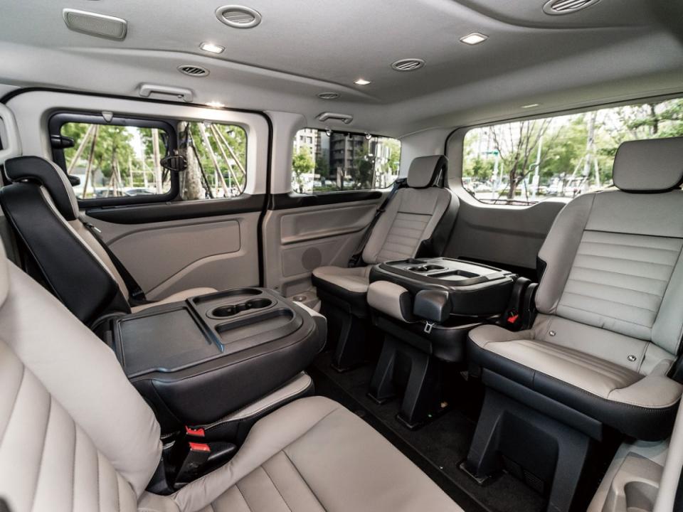 中央座椅椅背的桌面配置，讓New Tourneo Custom可成為小型的車內會議室。