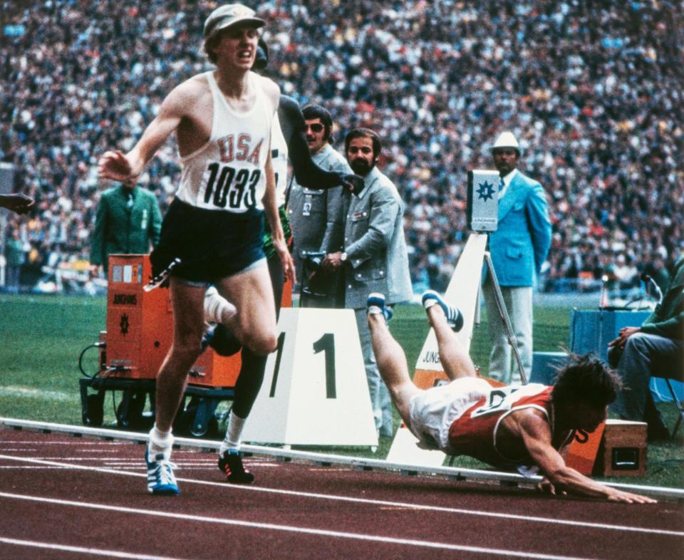 El estadounidense Dave Wottle (Der.) y el ucraniano Yevhen Arzhanov (Izq.), -quien cae al suelo-  en la final masculina de 800 metros de los Juegos Olímpicos de Munich 1972. Wottle aseguró que ganó esa final tras tener actividad sexual previa. | AFP a través de Getty Images)