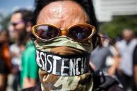 <p>Un manifestantes opositor muestra una banda en la que se lee “Resistencia” durante una marcha en contra del Gobierno en Caracas (Venezuela). EFE</p>