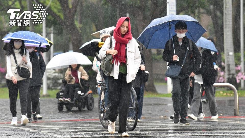 受到鋒面影響，北部及東半部地區將轉為濕涼天氣，高溫更可能一口氣下降7度。（示意圖／TVBS資料照）