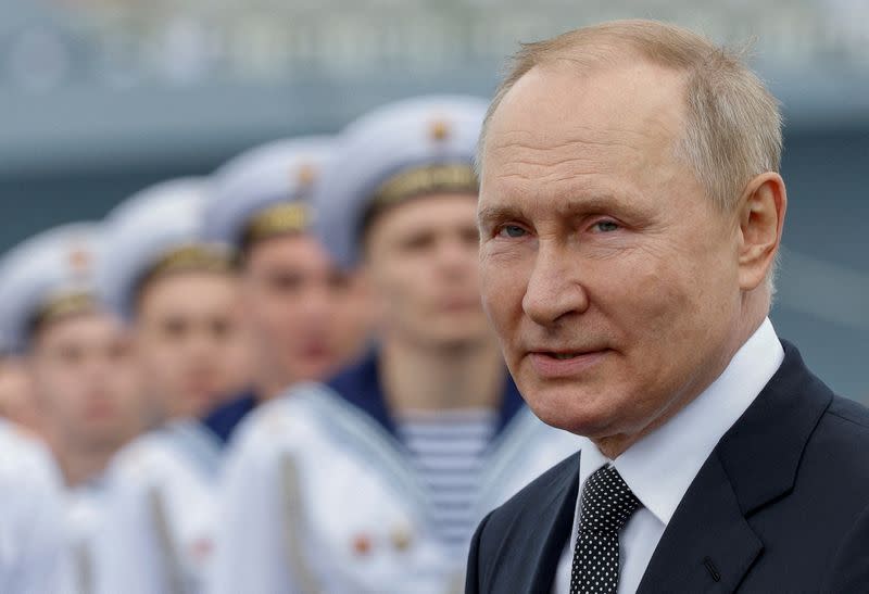 FOTO DE ARCHIVO. El presidente de Rusia, Vladimir Putin, asiste a un desfile con motivo del Día de la Marina en San Petersburgo, Rusia