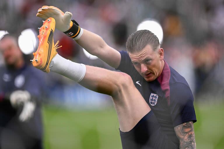 Jordan Pickford, arquero de la selección inglesa, durante la entrada en calor