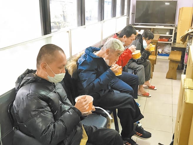 霸王寒流來襲，新北市街友外展中心提供泡麵、鹹粥等熱食供街友食用。（許哲瑗攝）