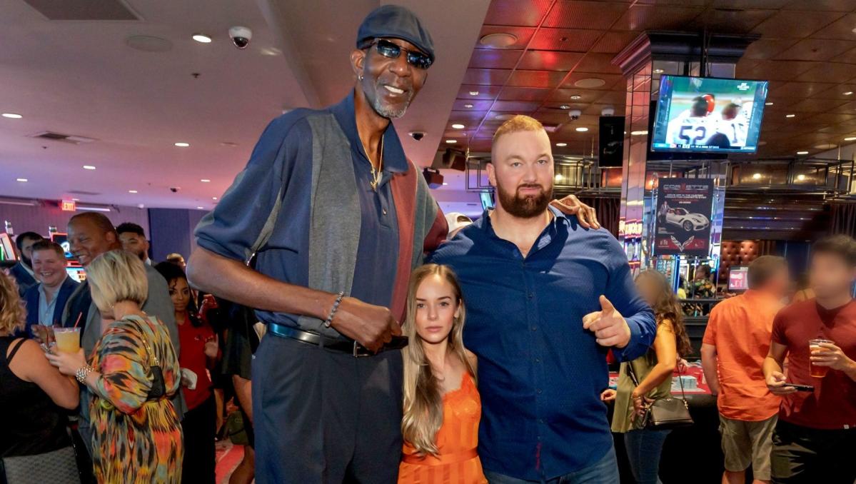 Giant 'Game of Thrones' Star Dwarfed In Vegas By 'Tallest Man
