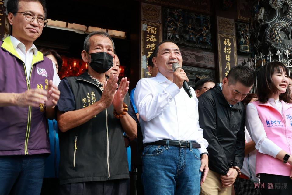 ▲國民黨總統參選人侯友宜前往溪湖鎮福安宮參拜媽祖「溪湖媽」，祈求國泰平安，他同時發表治安政策，宣布如果當選總統將設立「緝毒署」。（圖／記者陳雅芳攝）