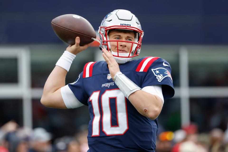 New England Patriots quarterback Mac Jones (10) throws a pass against the Browns on Nov. 14, 2021, in Foxborough, Mass.