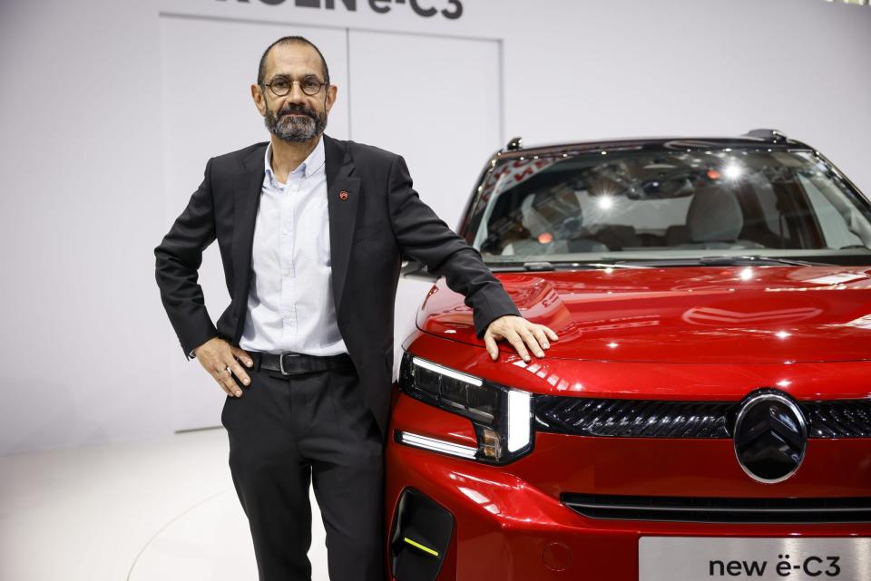 Thierry, CEO von Citroën, vor dem neuen ë-C3 für unter 20.000 Euro . - Copyright: picture alliance/dpa/MAXPPP | Thomas Padilla