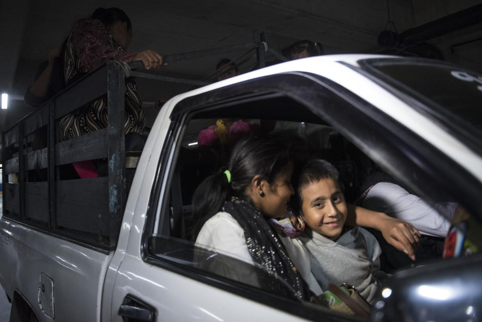 Anthony David Tovar Ortiz y su madre Elsa Ortiz abandonan el aeropuerto de La Aurora en la Ciudad de Guatemala, el martes 14 de agosto de 2018. El niño de 8 años se alojó en un albergue para niños migrantes en Houston después de que su madre fuera deportada en junio bajo la política de cero tolerancia del gobierno del presidente Donald Trump. (AP Foto / Oliver de Ros)