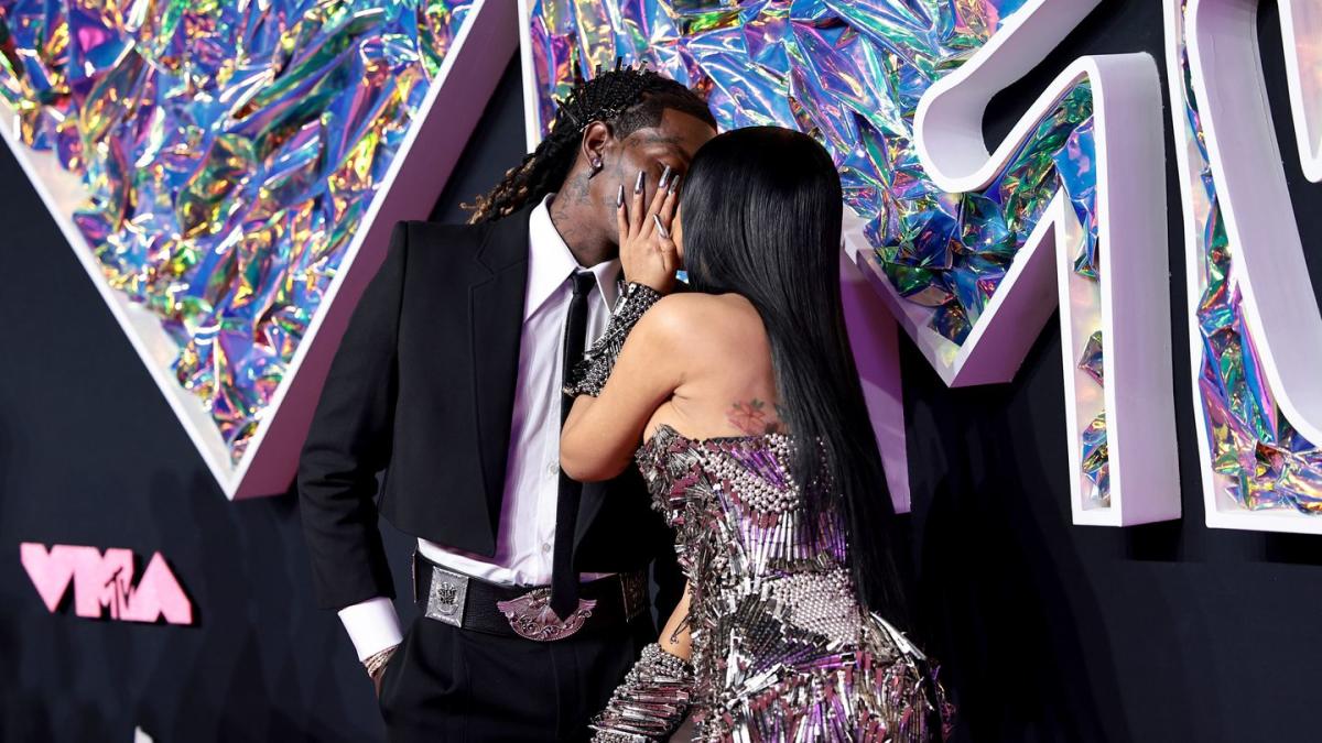 Cardi B Wore Hair Clips Everywhere But Her Hair at the VMAs — See Photos