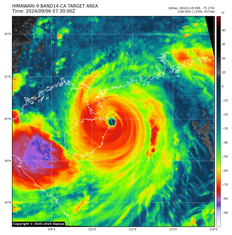 2024 年 9 月 6 日，香港時間下午 3 時 30 分，由向日葵九號（HIMAWARI-9）衛星攝錄的高色調雲圖。摩羯風眼已進入海南島。 (dapiya.top)