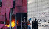 Demonstrators set fire to the Agriculture Ministry building during a protest against President Michel Temer and the latest corruption scandal to hit the country, in Brasilia, Brazil, May 24, 2017. REUTERS/Paulo Whitaker