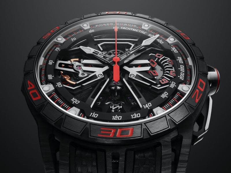 ROGER DUBUIS在英國「古德伍德速度節」發表此款Excalibur Spider飛返計時碼錶，採用概念錶中的「120度旋轉分針計時盤」（Rotating Minute Counter）功能，是最快能擁有此設計的量產錶款。定價約NT$3,100,000。