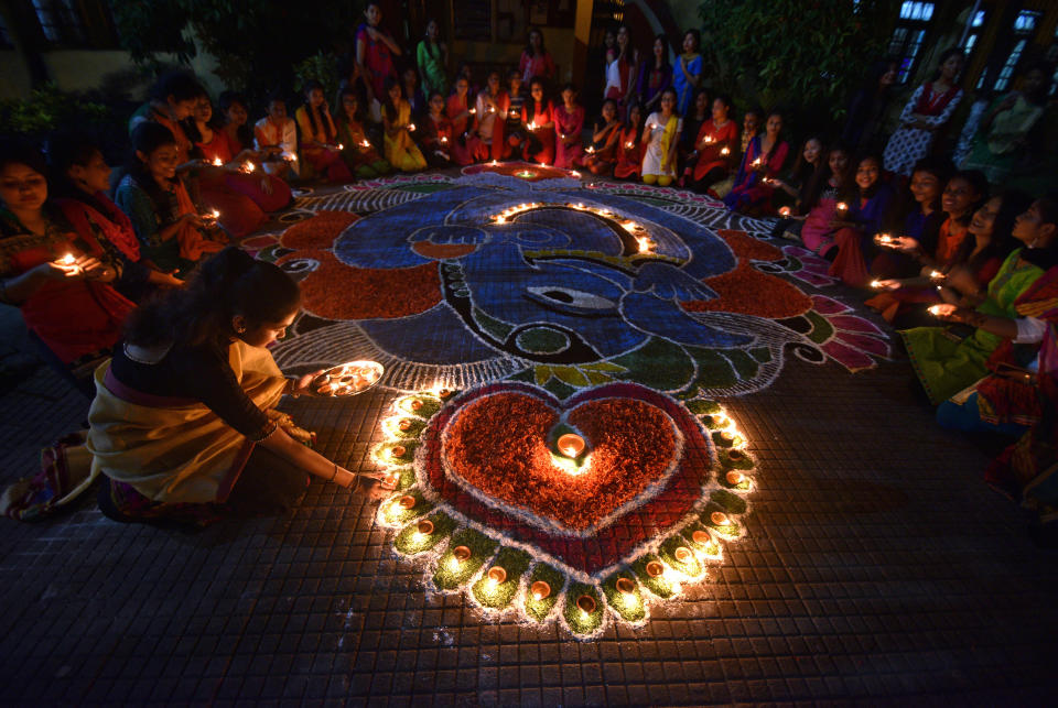 En Diwali, se crean tapetes de arena o flores para la diosa Lakshmi. Foto: REUTERS/Anuwar Hazarika