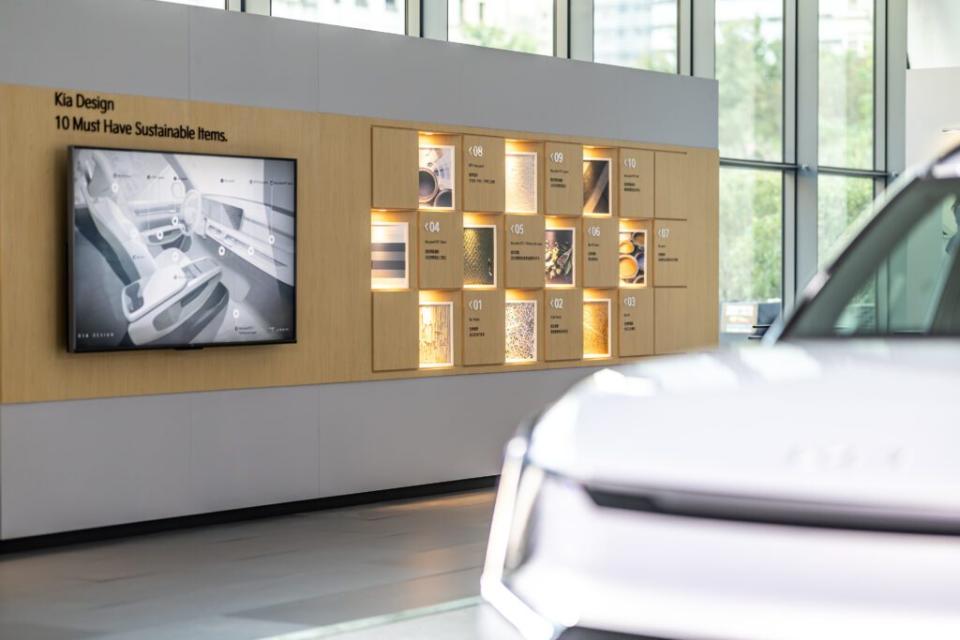EV9車上運用了不少回收材質，展示期間裝飾牆一一說明回收材質來源。(圖片提供：Kia)