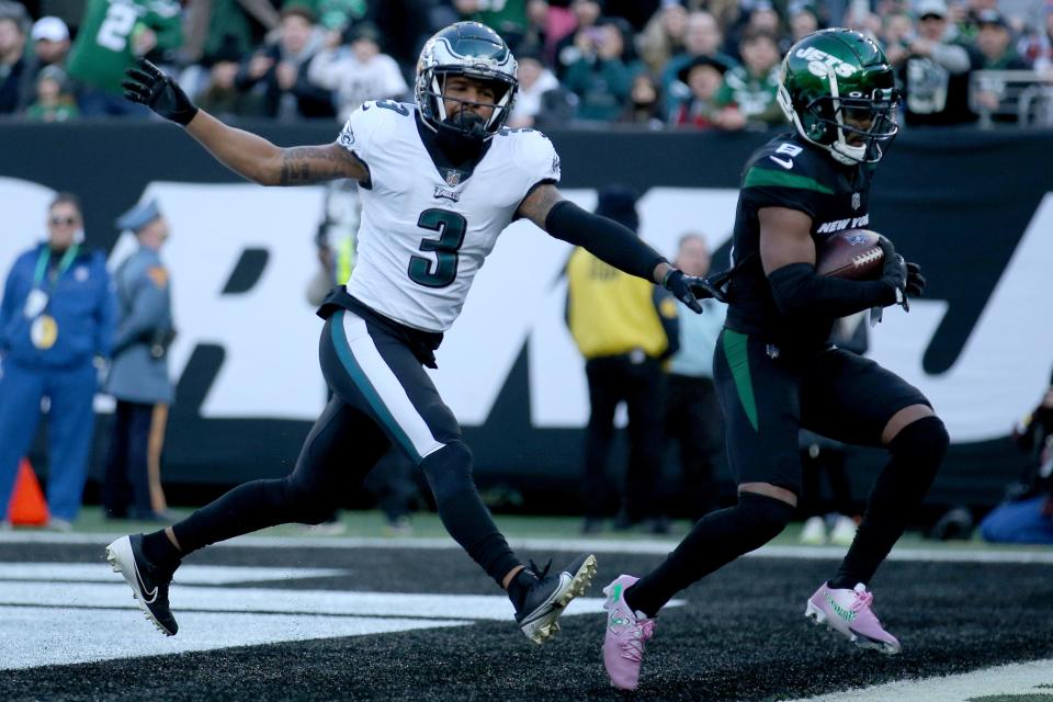 New York Jets wide receiver Elijah Moore catches a touchdown pass against Philadelphia Eagles cornerback Steven Nelson.