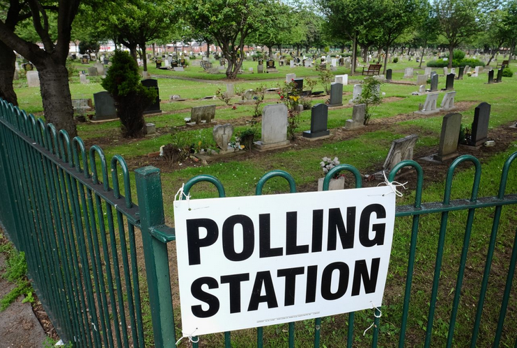 Bilder sagen bekanntlich oft mehr als tausend Worte: ein Wahl-Schild in der Nähe eines Friedhofs als Symbol für den EU-Tod Großbritanniens. (Bild: Ian Forsyth/Getty Images)