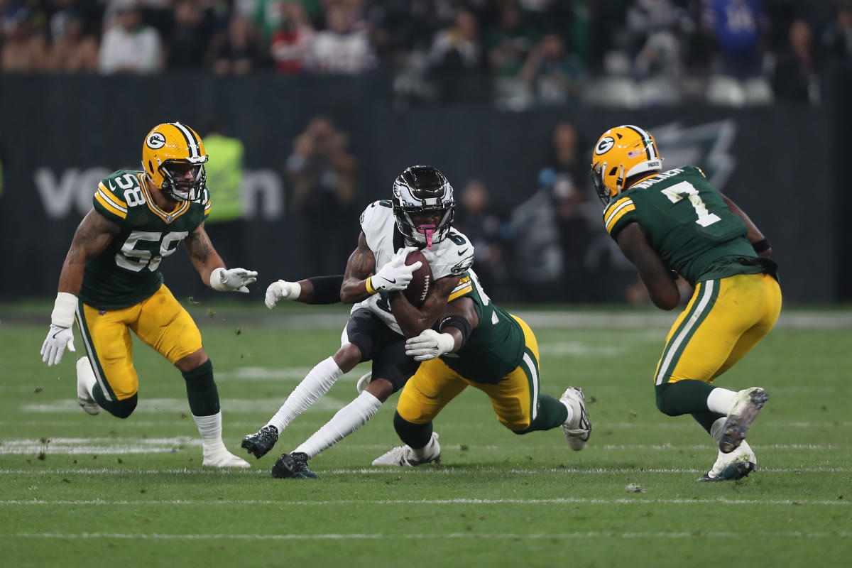 Playing field conditions in Brazil for Packers-Eagles had everyone slipping around