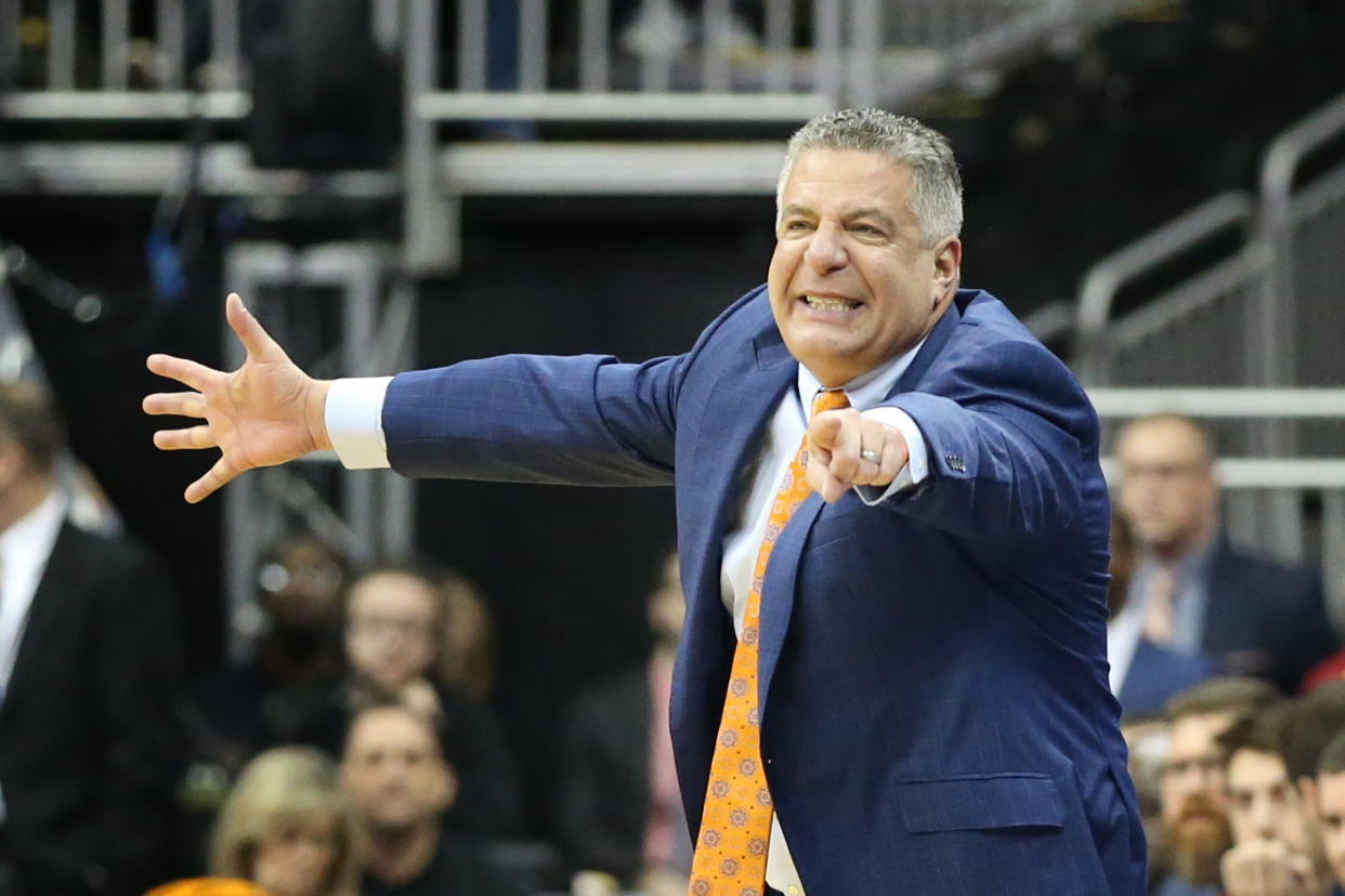 Auburn Tigers head coach Bruce Pearl points to his team during the NCAA basketball tournament. (Getty)