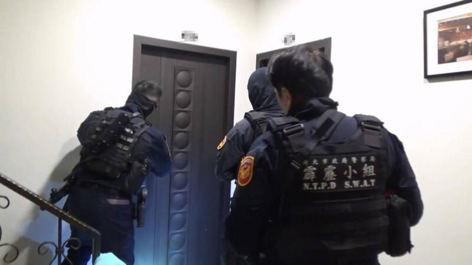 警方展開攻堅，逮捕顏男等10人。（警方提供）