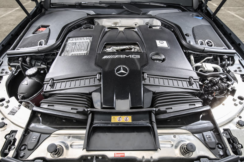 搭載與當家跑車AMG GT系出同源的4.0升雙渦輪增壓V8汽油引擎，同樣導入「hot inner V」設計，具備571hp/750Nm輸出表現。