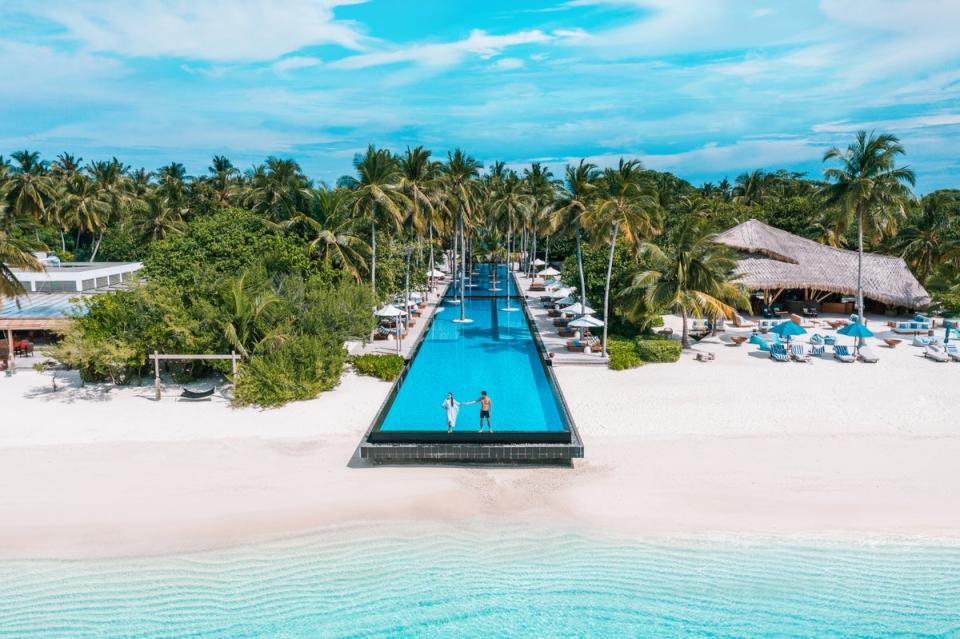 This pool is 100m long (Fairmont Maldives Sirru Fen Fushi)