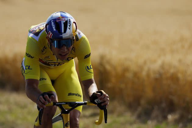 <p>Le Belge Wout van Aert (Jumbo) a réussi un coup de force dans la quatrième étape du Tour de France, qu'il a remportée en solitaire, mardi à Calais. Déjà porteur du maillot jaune, van Aert a attaqué à onze kilomètres de l'arrivée et a conforté sa position en tête du classement général.</p>