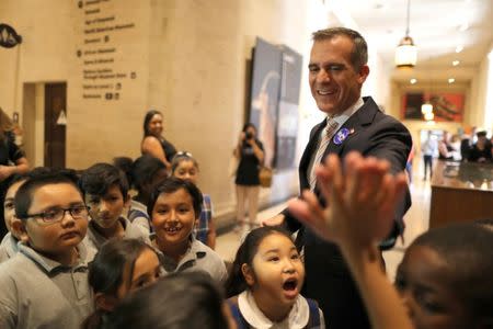 Los Angeles Mayor Eric Garcetti teaches children what to do in the event of an earthquake during the annual California ShakeOut in Los Angeles, California, U.S. October 19, 2017. REUTERS/Lucy Nicholson