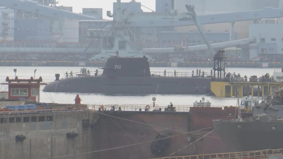 海軍國造潛艦原型艦海鯤艦泊港測試（HAT）進入最後階段，下午下水後，由拖船緩慢拖帶入台船小塢。（圖/中天新聞）