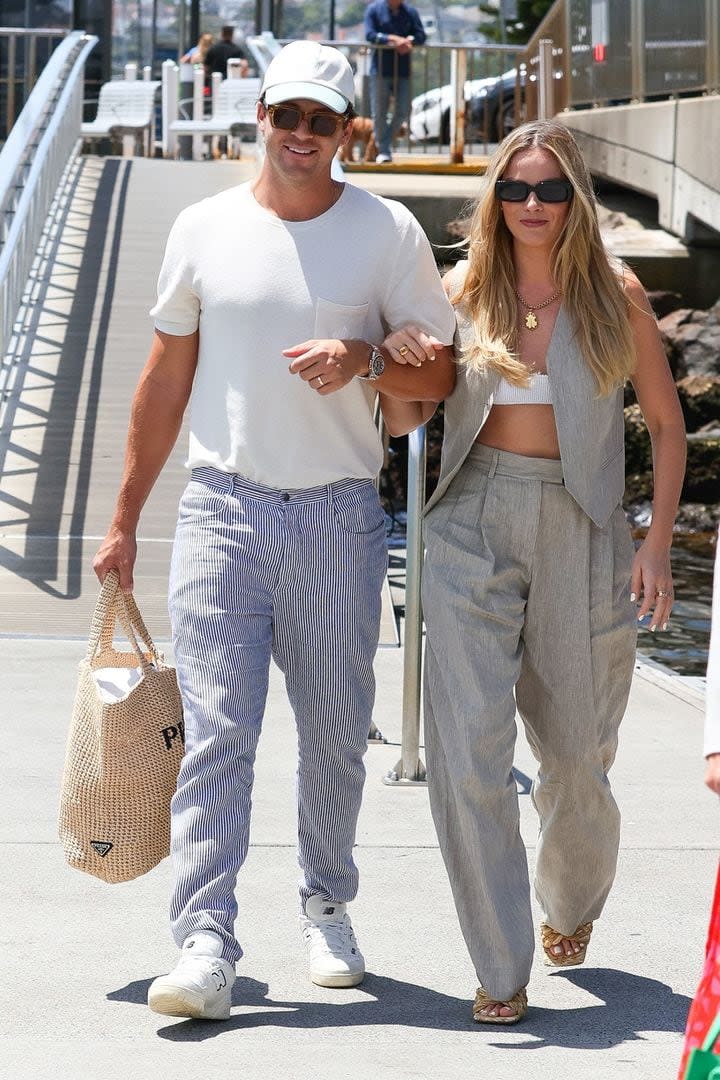 Margot Robbie, junto con su esposo, Tom Ackerley, fueron vistos disfrutando de un momento agradable en Sydney, donde embarcaron en un bote para dar un paseo por las costas del puerto