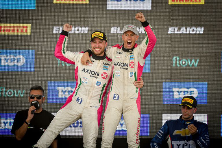 Antonino García y Leonel Pernía celebran por segundo año consecutivo la victoria en los 200 Kilómetros de Buenos Aires, la emblemática carrera del TC2000 que los tuvo como amplios dominadores en el autódromo Oscar y Juan Gálvez