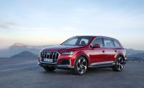 View Photos of the 2020 Audi Q7