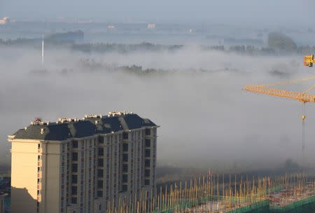 Apartment blocks are seen in smog on the outskirts of Tianjin, China, October 11, 2017. Picture taken on October 11, 2017. REUTERS/Jason Lee