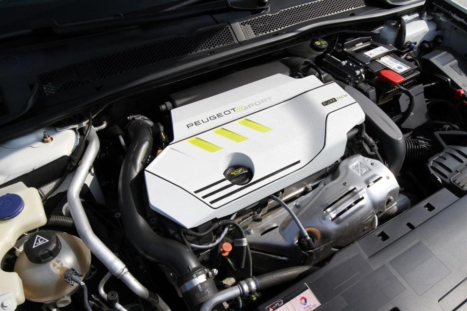 受訪這部Peugeot 508 SW所搭載的引擎，是1.6升四缸直噴渦輪汽油引擎，最大馬力為225hp/5500rpm，最大扭力有30.6kgm/1900rpm，搭配的傳動系統為8速手自排及前輪驅動設定，即使是爬坡路段依舊輕鬆寫意。