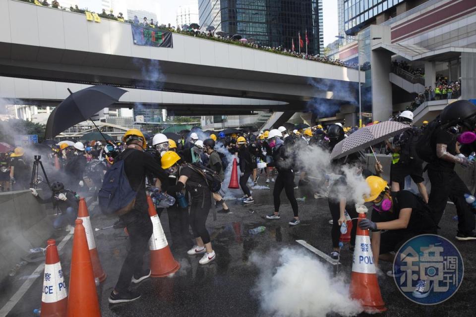 有銀行高層說，「香港政治動亂，是匯豐衰退的主因之一。」