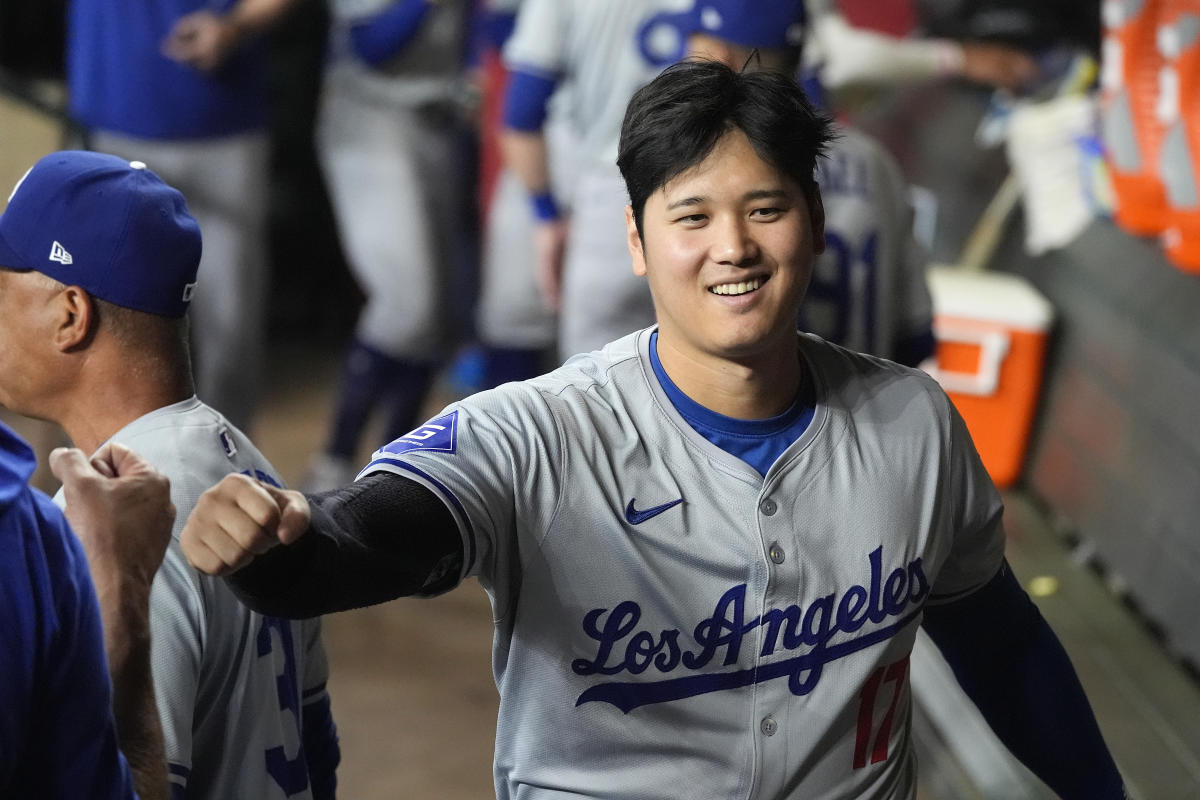 Shohei Ohtani steals 3 bases in the Dodgers’ 11-6 win over the Diamondbacks, moving closer to a 50-50 season