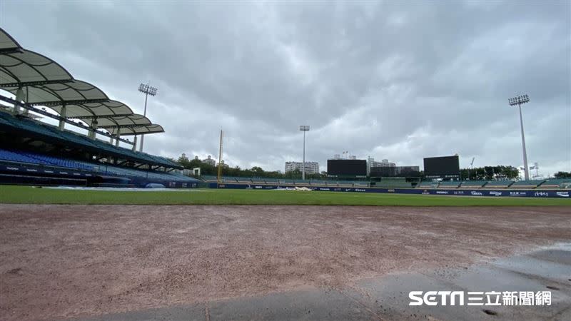 新莊棒球場因雨延賽。（圖／記者王怡翔攝影）