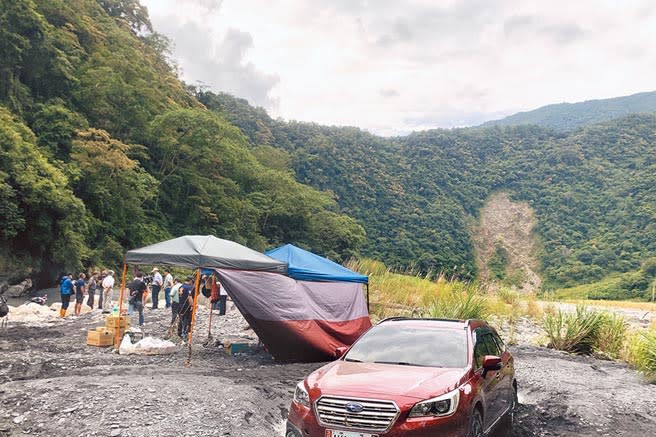 濁水溪洪流沖走人，徒留汽車和客廳帳。（廖志晃攝）