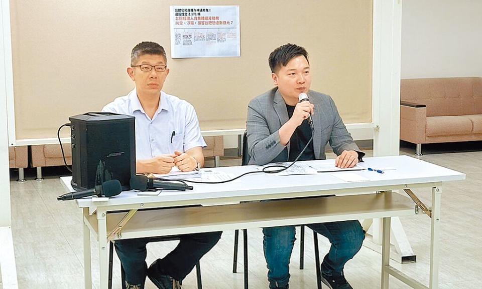 國民黨台北市議員楊植斗（右）4月30日質疑，台灣肥料公司「沃土」，從購土發票與土方運送聯單可看出疑似造假。（丁上程攝）