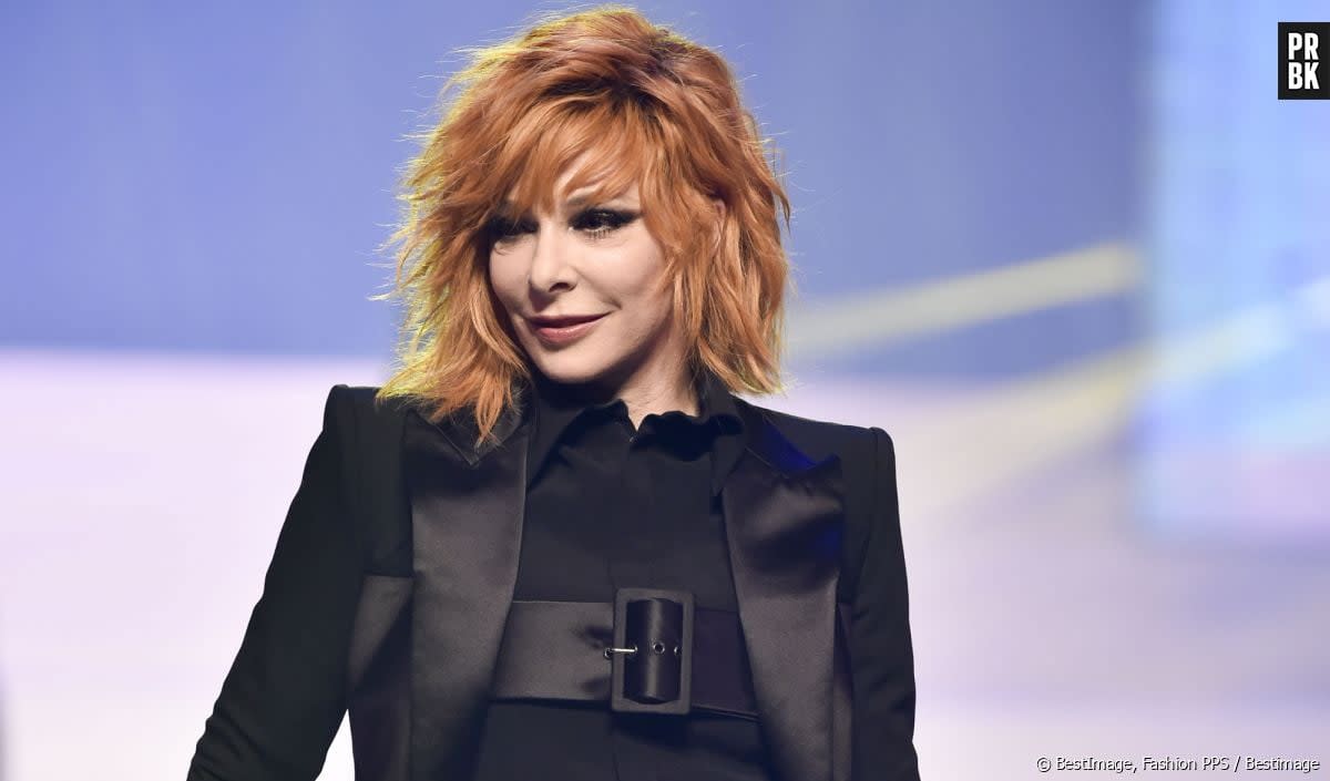 Mylène Farmer devait se produire ce 30 juin et samedi 31 juin au Stade de France.
Mylène Farmer - Défilé de mode Haute-Couture printemps-été 2020 