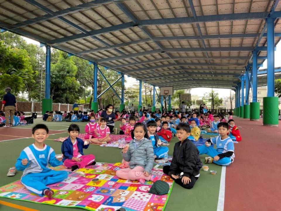 長興國小光電風雨球場啟用，小朋友開心吃早餐。（記者黃文記攝）