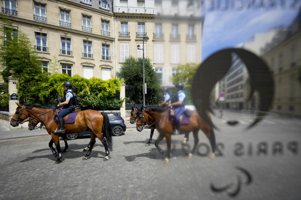 Policías a caballo patrullan las calles en los Juegos Olímpicos de 2024, el jueves 25 de julio de 2024 en París, Francia. (AP Foto/Andrew Medichini)