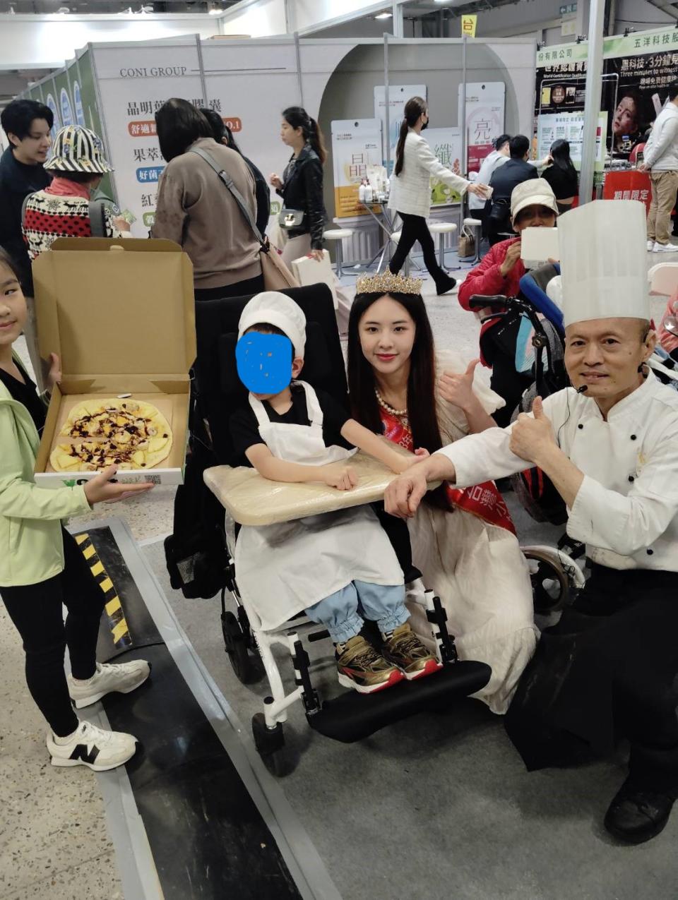 台灣小姐與腦麻兒一起完成披薩製作開心合影。(記者張欽翻攝)
