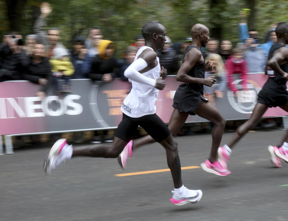 El maratonista keniano Eliud Kipchoge corre para registrar un tiempo de 1:59:40 en Viena, el sábado 12 de octubre de 2019. Kipchohe es el primer atleta que baja de las 2 horas en un maratón. (AP Foto/Ronald Zak)