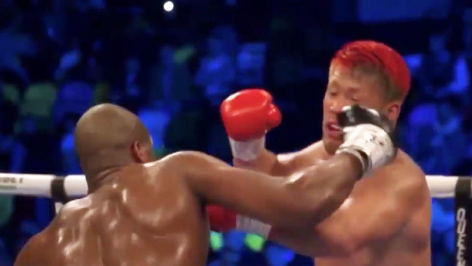 Daniel Dubois landing a right hand on his opponent Kyotaro Fujimoto.